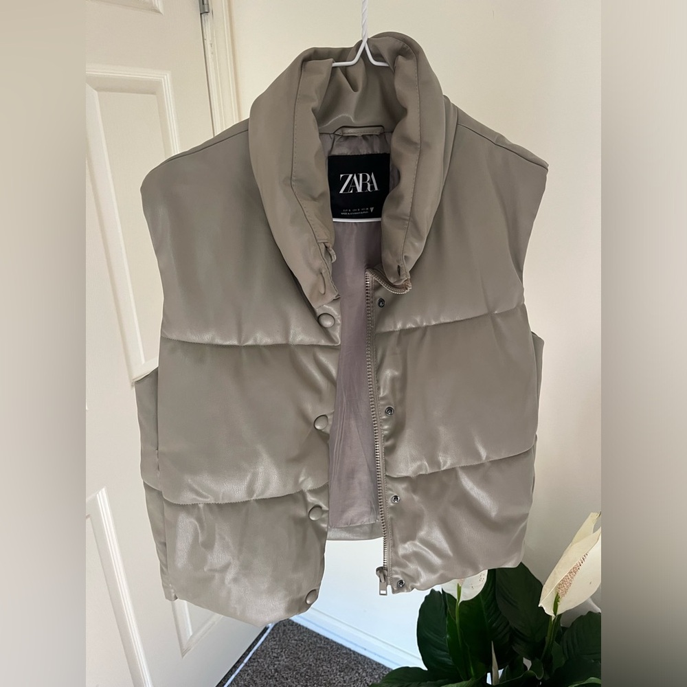Zara Tan Quilted Vest for Cold Weather